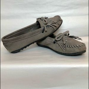 Minnetonka Women’s Gray Suede Leather Kilty Slip-On Moccasins Size 8